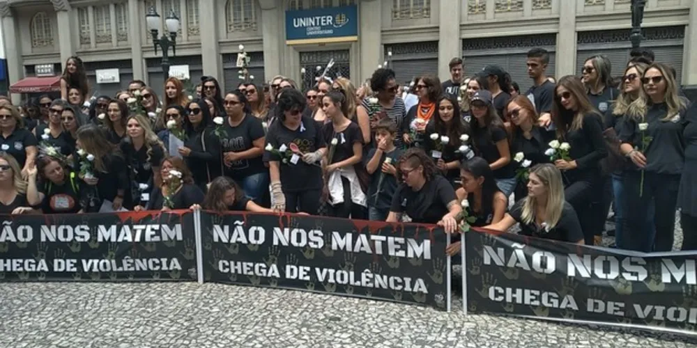 Mulheres se uniram neste domingo pedindo pelo fim da violência de gênero no Paraná