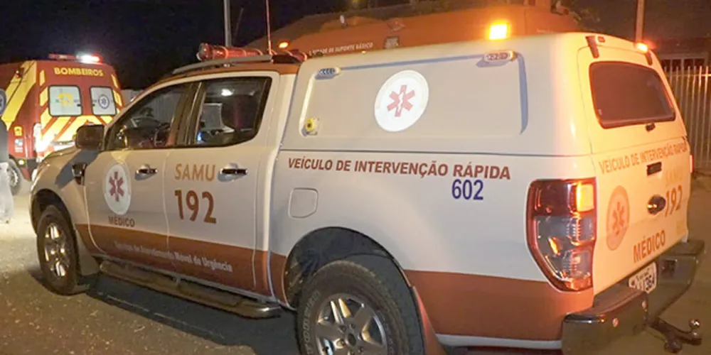 Mulher foi atingida no peito e foi levada em estado grave ao hospital