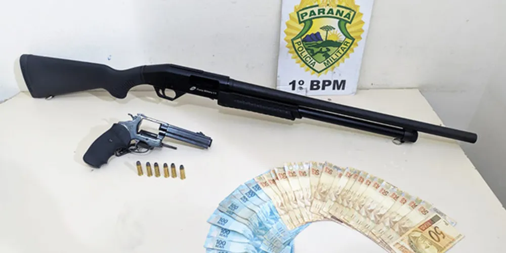 Armas foram encontradas com rapaz de 19 anos que acabou preso em flagrante