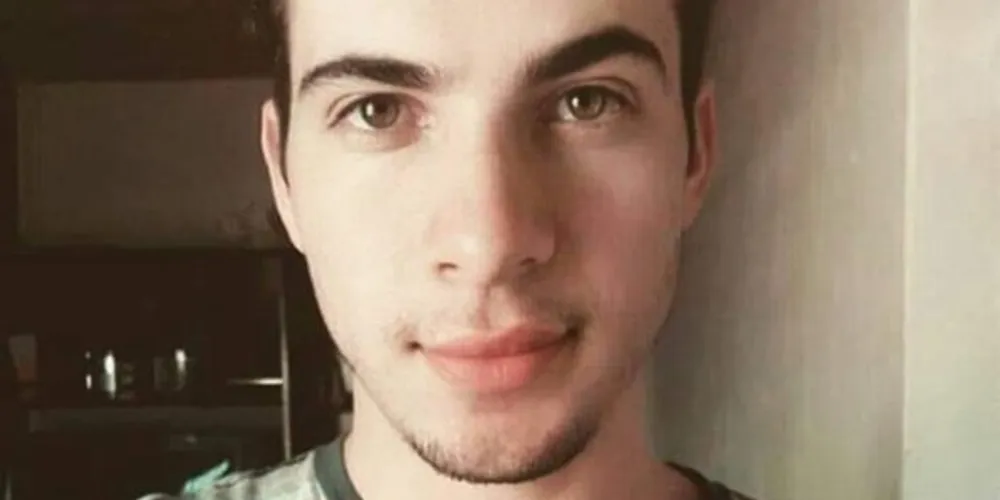 O corpo do rapaz foi encontrado pela irmã em uma residência situada nos fundos da casa da família.