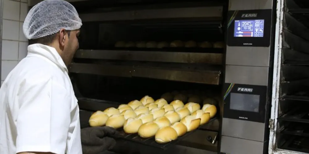 Alta. Produto básico do dia a dia, o pão francês aumentará o preço já que o trigo é negociado em dólar