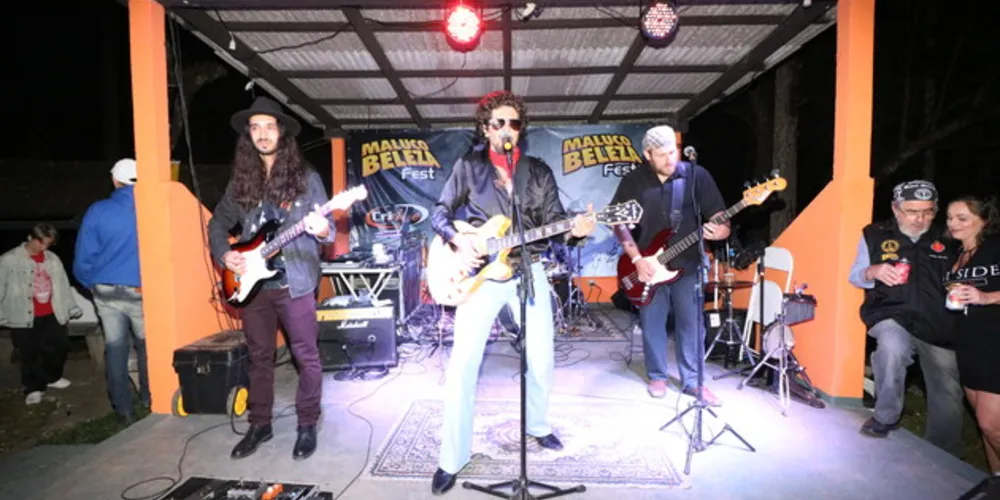 Centenas de pessoas de diversas cidades do país fizeram a festa ao som de bandas e músicos locais e da região, que se revezaram durante os dois dias tocando músicas consagradas daquele que é considerado o pai do rock brasileiro.