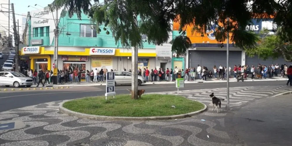 Antes do início da entrevista, a fila dava a volta no quarteirão 