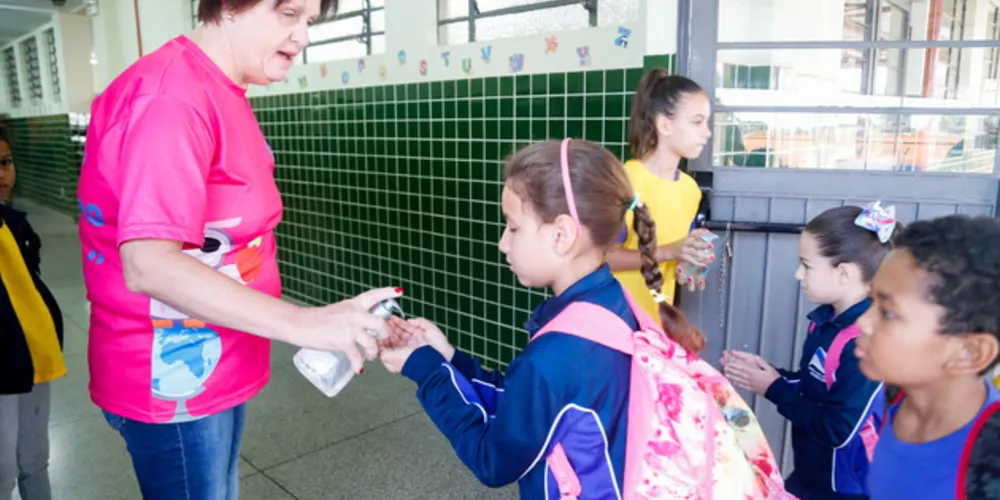 A Secretaria Municipal de Educação adota o uso do álcool gel na porta de Escolas Municipais e Centros Municipais de Educação Infantil desde 2013.