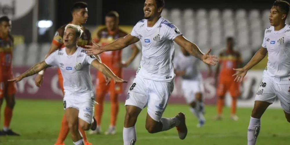 De cabeça, Lucas Veríssimo marcou o gol da vitória santista no Equador