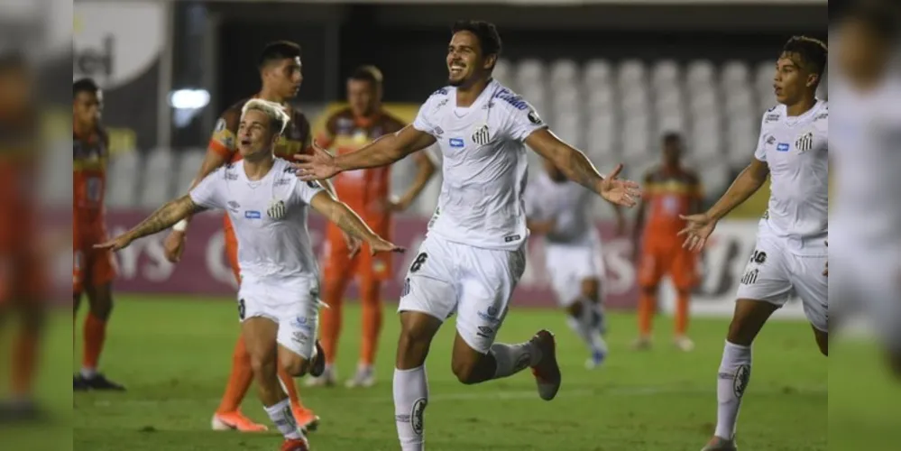 De cabeça, Lucas Veríssimo marcou o gol da vitória santista no Equador