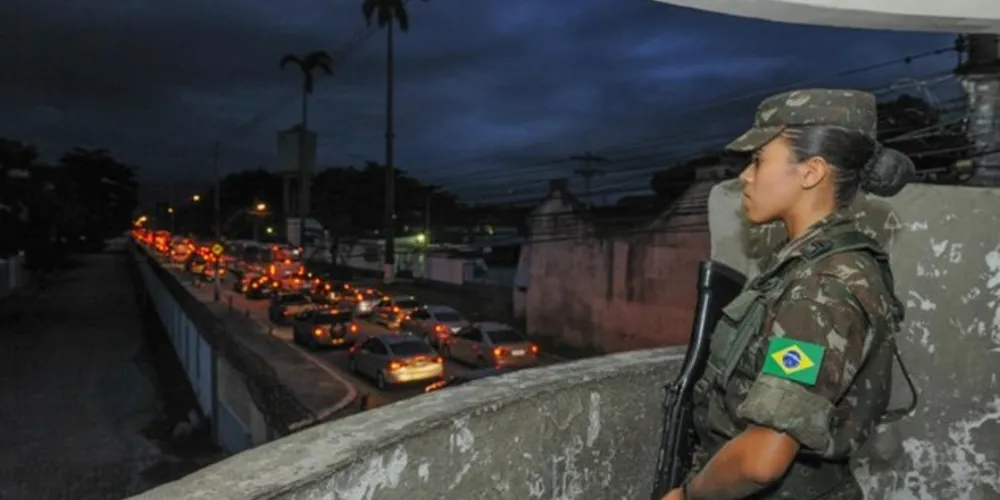 Atualmente, as mulheres só podem ingressar nas Forças Armadas por meio de concurso para escolas militares, para sargento ou para oficial efetiva ou temporária
