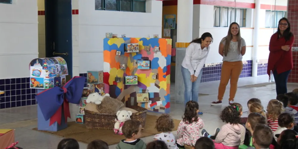 Durante a entrega na instituição também é realizada uma contação de uma história infantil