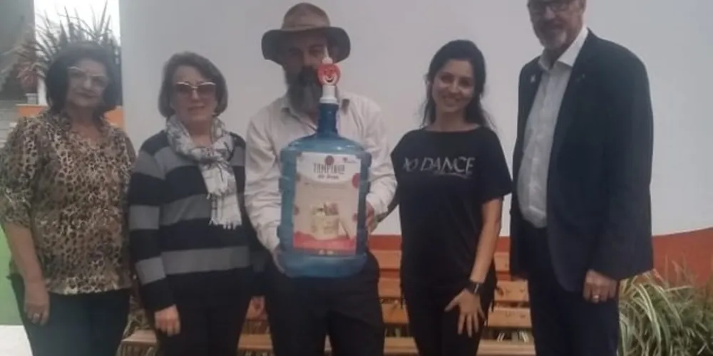As tampinhas arrecadadas nos pontos de coleta são destinadas à Comunidade Servos dos Pobres para a confecção de fraldas geriátricas,