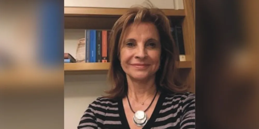 Rosana é formada em Letras Português-Francês pela Universidade Católica do Paraná e possui Mestrado em Teoria da Literatura nesta mesma Universidade.