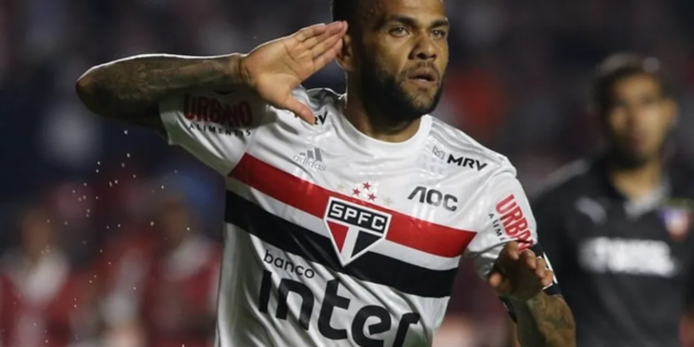 Daniel Alves marcou um dos gols da vitória por 3 a 0 sobre a LDU