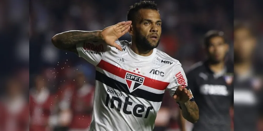Daniel Alves marcou um dos gols da vitória por 3 a 0 sobre a LDU