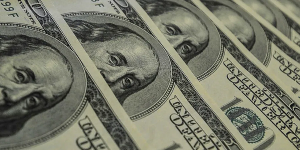 Moeda americana inicia a quinta-feira em alta no Brasil e bate R$ 5 pela primeira vez na história