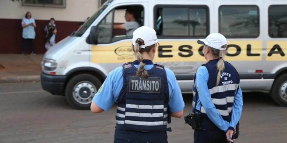 Os motoristas que forem flagrados sem a licença de transporte escolar cometem infração grave - 5 pontos e multa de 195,23 reais