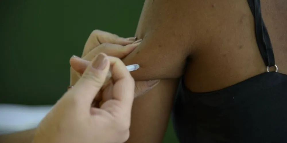 Para prevenir a doença, a população pode buscar um dos 43 mil postos de saúde no país para fazer a imunização.