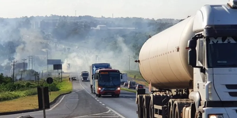 Imagem ilustrativa da imagem Incêndio em rodovia de PG exige atenção de motoristas