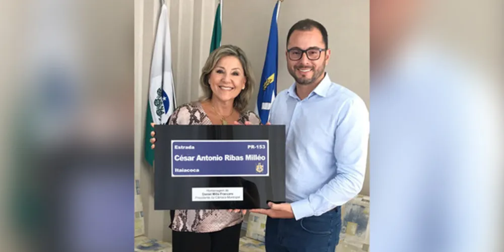 Indianara Milléo e Daniel Milla mostram placa em homenagem a César Milléo