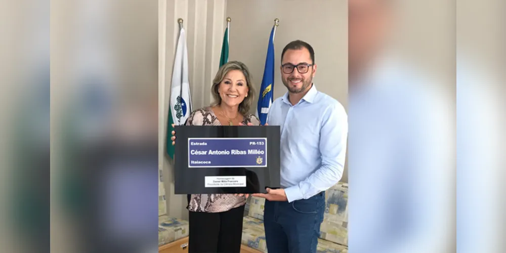 Indianara Milléo e Daniel Milla mostram placa em homenagem a César Milléo