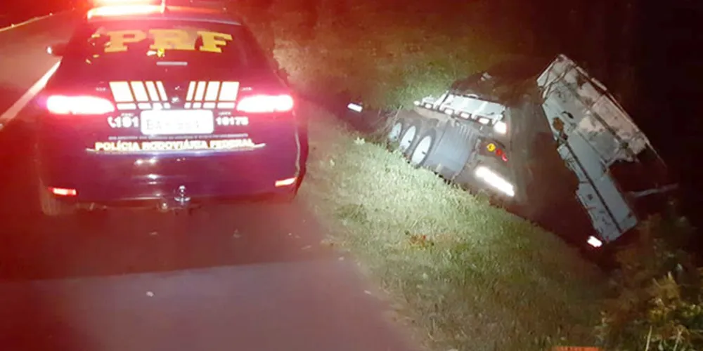 Caminhoneiro foi levado ao Pronto Socorro Municipal com ferimentos leves
