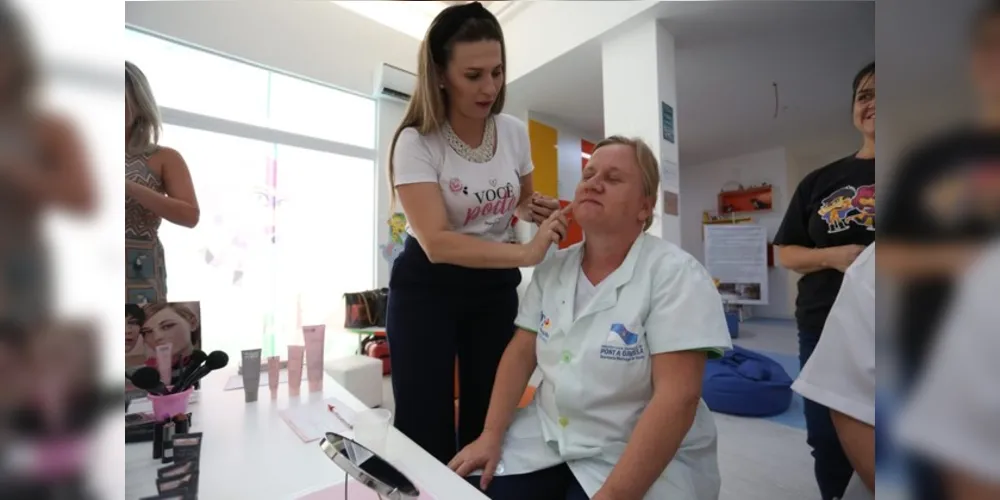 Na tarde dessa quinta (12) a atividade foi voltada para os cuidados com a pele e maquiagem