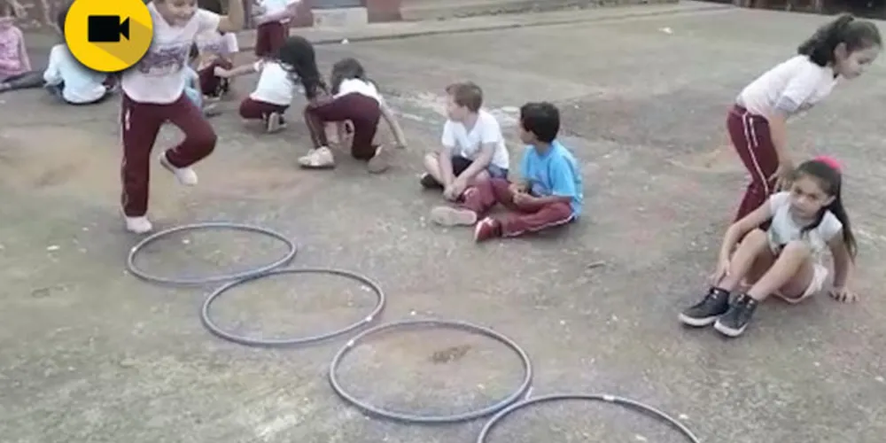 Imagem ilustrativa da imagem Dinâmicas com o corpo divertem alunos de Piraí do Sul