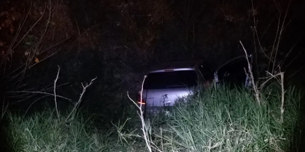 Motorista tentou fugir, mas se perdeu, derrubou cerca e caiu em barranco