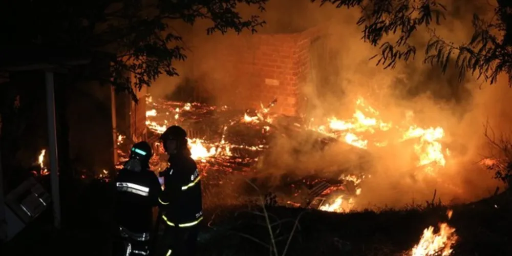Imóvel foi rapidamente consumido pelas chamas e ainda não há indícios do que provocou o incêndio