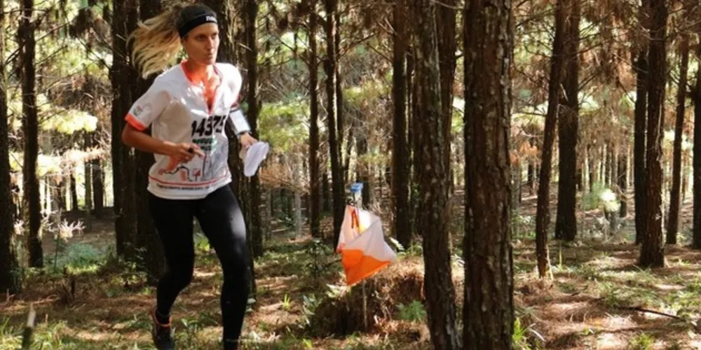 Praticantes têm que passar por pontos de controle num terreno no menor tempo possível
