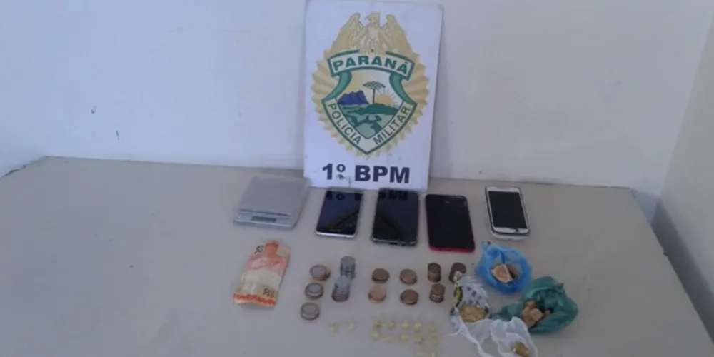 Além da droga, dupla foi flagrada com quatro celulares e dinheiro que seria fruto do tráfico