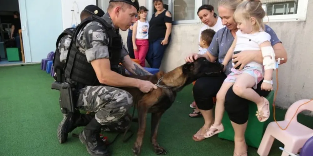 Junto com os policiais do batalhão, o cão divertiu crianças, pais e funcionários do Hospital