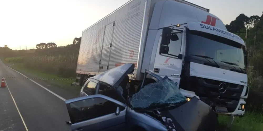 Segundo a PRF, o condutor do automóvel obstruiu a passagem do caminhão ocasionando a batida