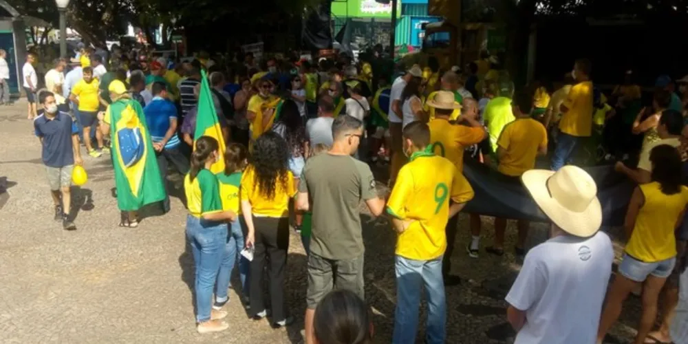 Manifestantes estão reunidos na Praça Barão de Guaraúna 