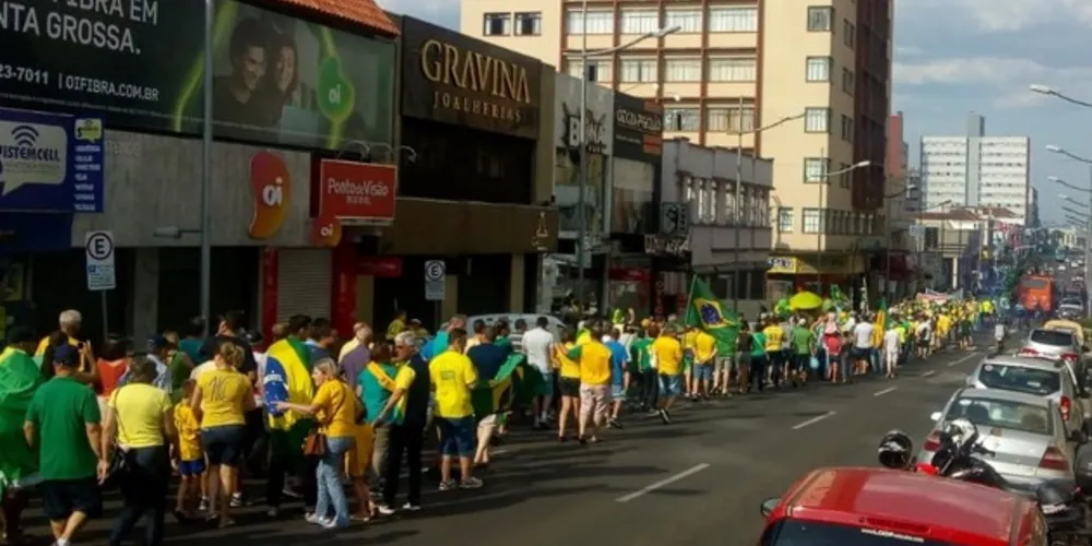Manifestantes percorreram a avenida Vicente Machado na tarde deste domingo