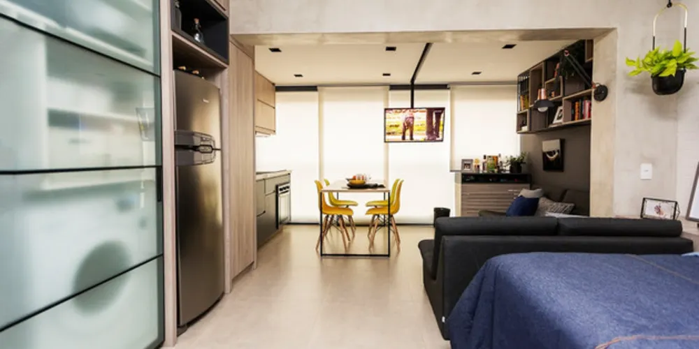 A integração com a varanda garantiu maior amplitude visual para o apartamento 