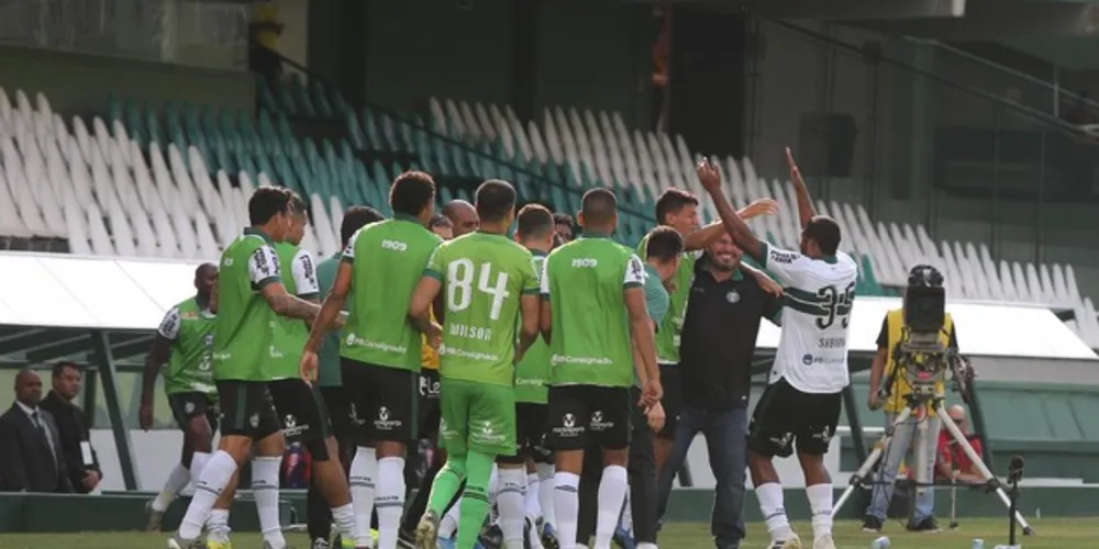 Imagem ilustrativa da imagem Coritiba goleia o Athletico e termina 1ª fase em primeiro