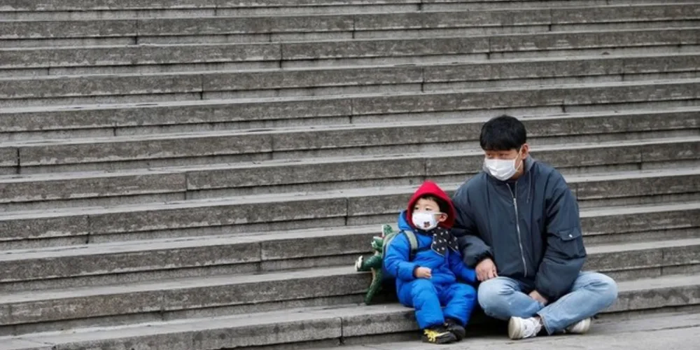 Os diretores da OMS recomendaram que todos os casos, até os leves, sejam isolados em centros de saúde