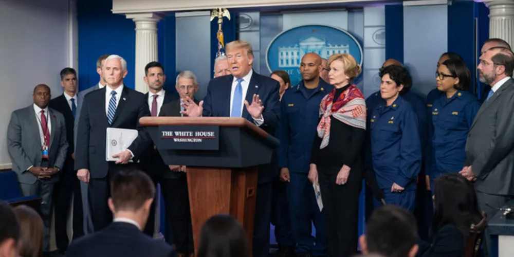O presidente Donald J. Trump, acompanhado pelo vice-presidente Mike Pence e membros da Força-Tarefa de Coronavírus da Casa Branca