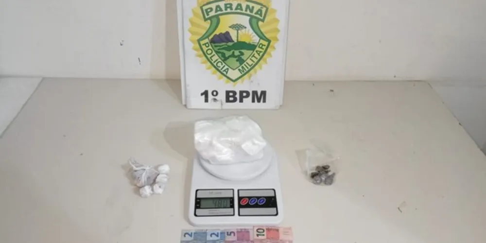 Rapaz de 22 anos e mulher de 35 foram presos em flagrante por tráfico de drogas