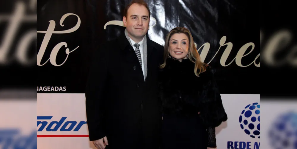 TROCA DE IDADE - O empresário Daniel Wagner será muito cumprimentado pela passagem de seu aniversário nesta quinta-feira (19). No registro, Daniel e sua esposa Michelle Wagner. Da coluna RC os votos de felicidades e realizações.