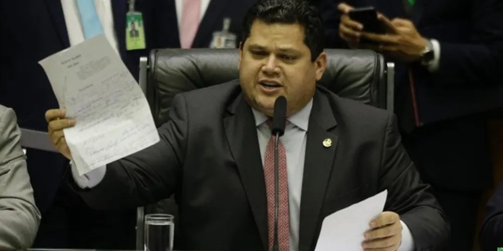 Davi Alcolumbre está 'sem sintomas severos', e em isolamento domiciliar