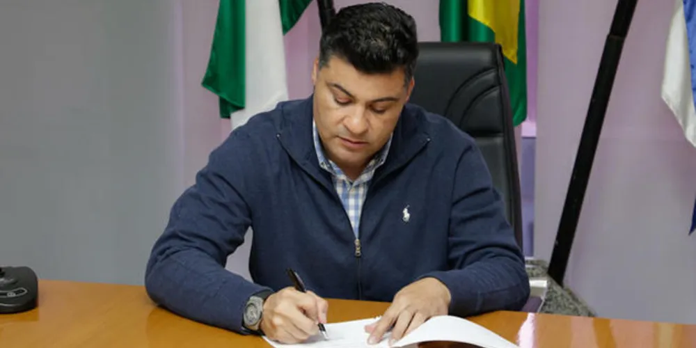 O decreto assinado ontem autoriza a adoção de todas as medidas administrativas necessárias para o enfrentamento da emergência de importância nacional e internacional, relacionada ao vírus SARS-CoV-2