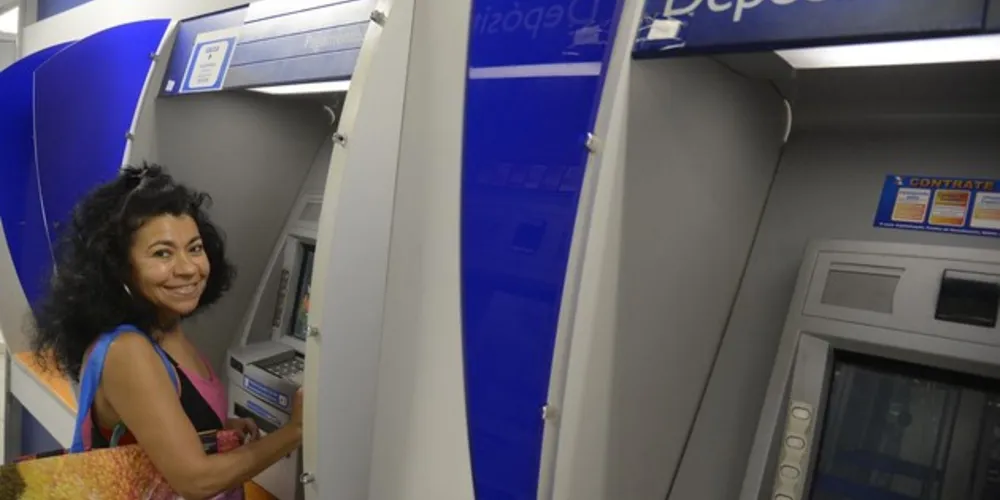 O pagamento do PIS para trabalhadores da iniciativa privada é feito pela Caixa, e do Pasep, para servidores públicos, pelo Banco do Brasil.