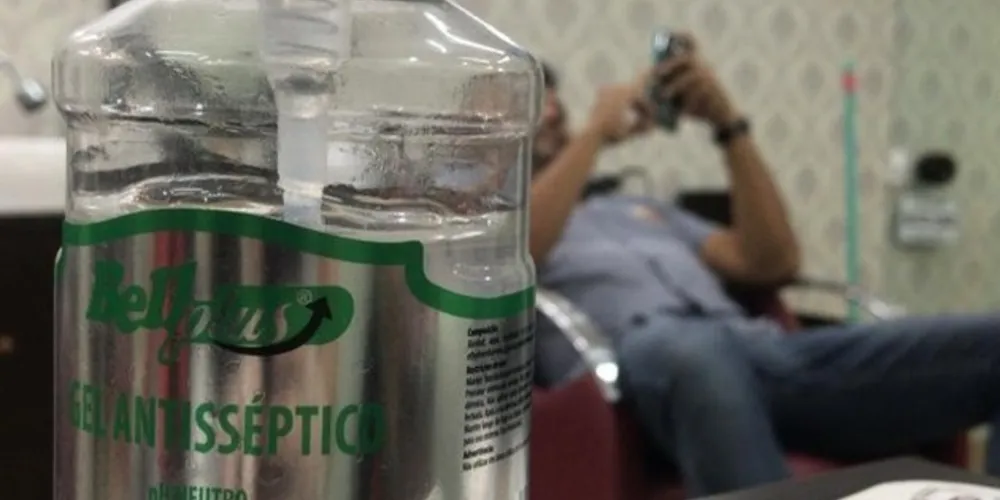 Entre as novas medidas está o cumprimento sem toque entre prestadores de serviço e clientes.