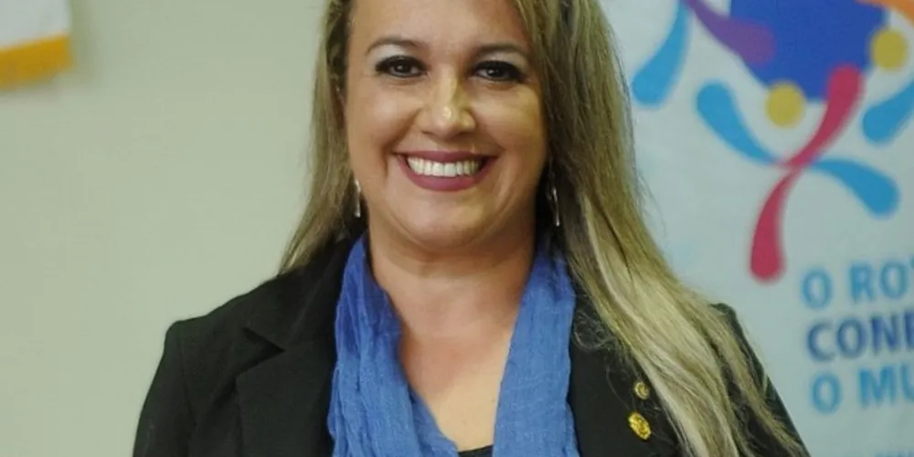  RECONHECIMENTO - Tathy Scorsin recebe homenagem do Rotary Ponta Grossa Vila Velha. Em reunião festiva, a empresária Thatiana Scorsin recebeu na noite do dia 18, quarta-feira, uma homenagem do Rotary Clube de Ponta Grossa Vila Velha, pelos relevantes serviços prestados durante sua gestão (2016-2017). Na ocasião o presidente do clube, Romualdo Camargo agradeceu a presença e enalteceu o trabalho desenvolvido no Rotary e na comunidade pela empresária do ramo do transporte.