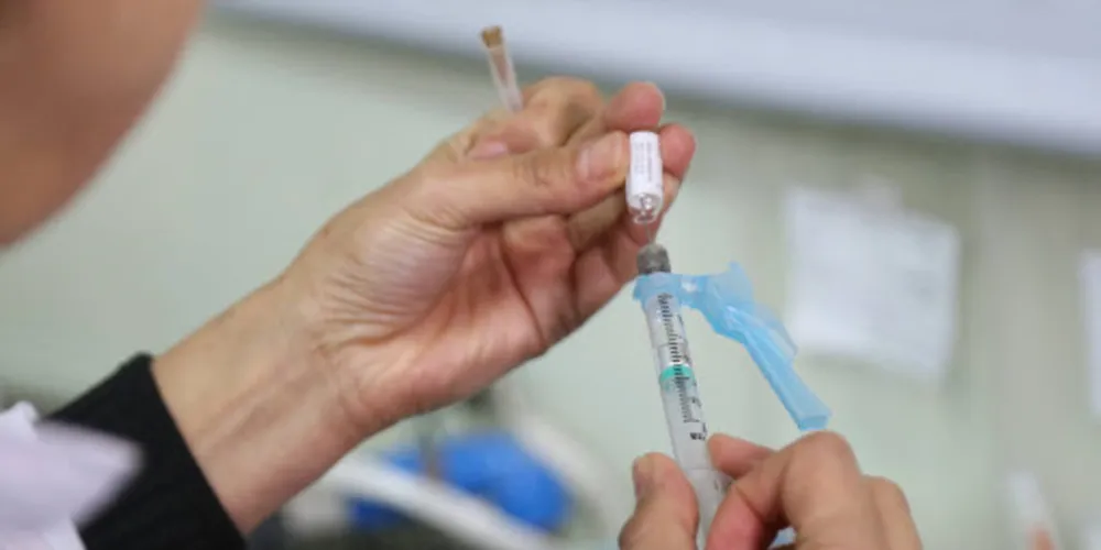 A Vacina Tríplice Viral é indicada entre 1 a 29 anos, com duas doses, e de 30 a 49 anos, com uma dose