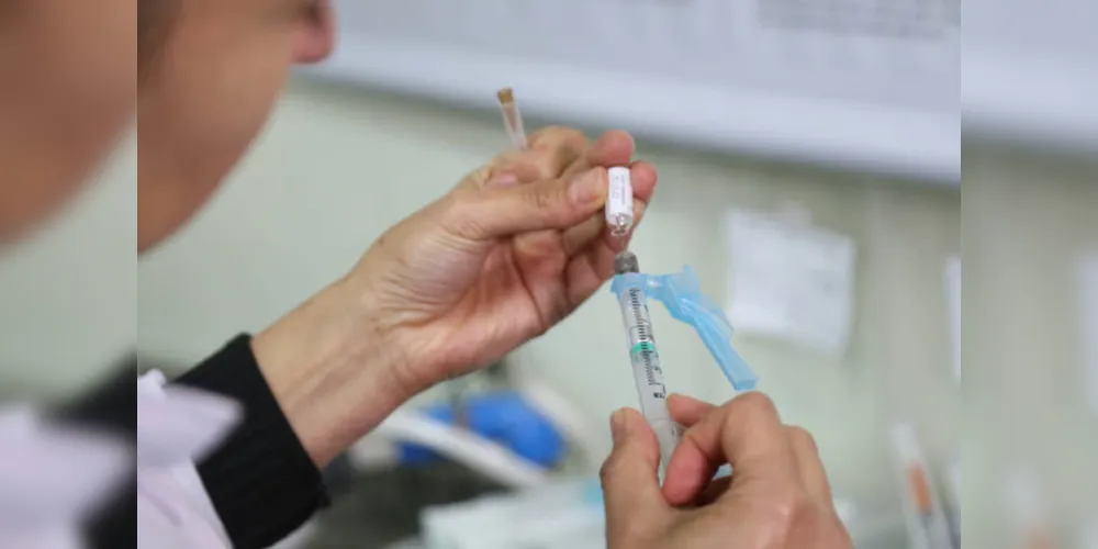 A Vacina Tríplice Viral é indicada entre 1 a 29 anos, com duas doses, e de 30 a 49 anos, com uma dose