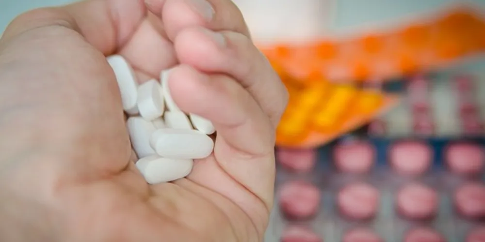  A hidroxicloroquina, conhecida pelo nome comercial Reuquinol, é um remédio usado contra alguns tipos de malária e doenças reumatológicas