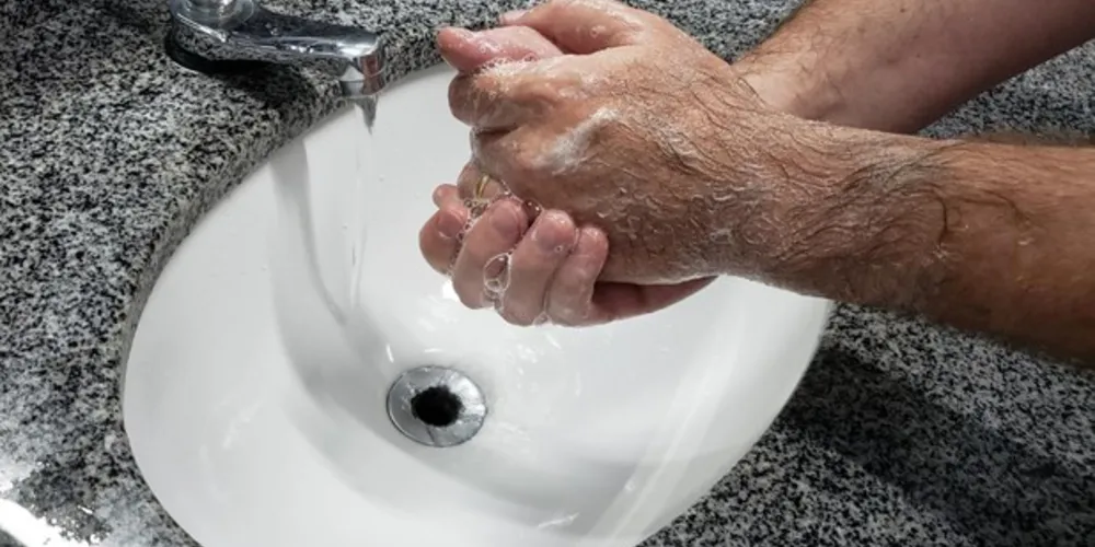 Usar apenas o álcool em gel não é tão eficiente quanto lavar as mãos com água e sabão. 