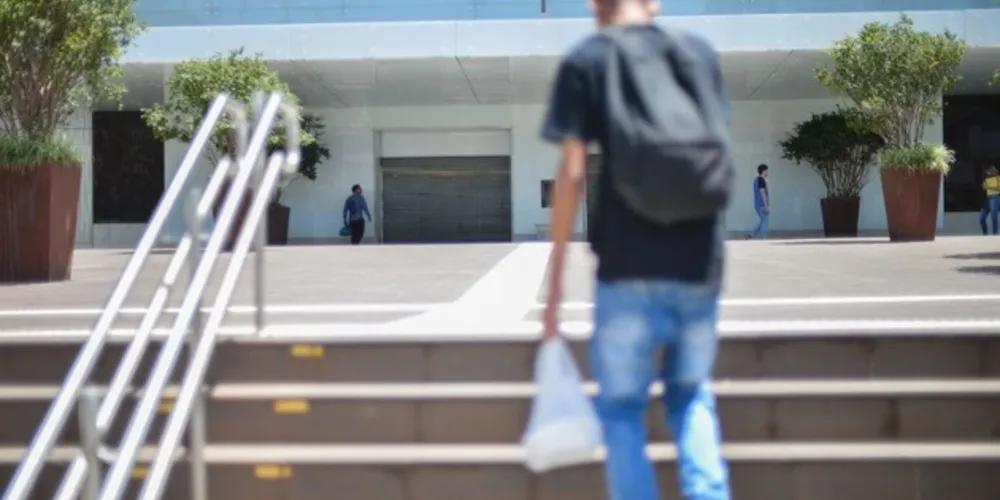 Adolescentes de 16 a 18 anos devem ser afastados de imediato