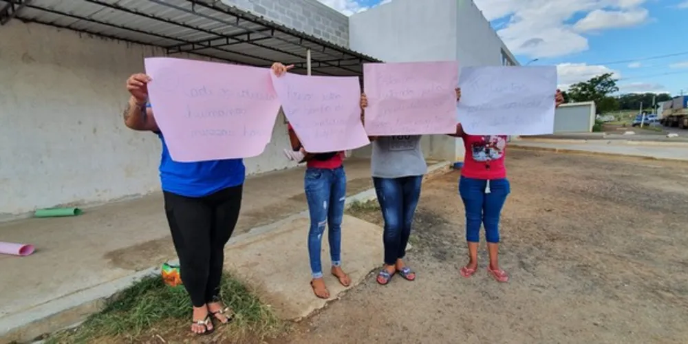 O protesto também pediu atenção para as autoridades com a falta de higiene e disponibilidade de materiais que evitem o contágio do Coronavírus.